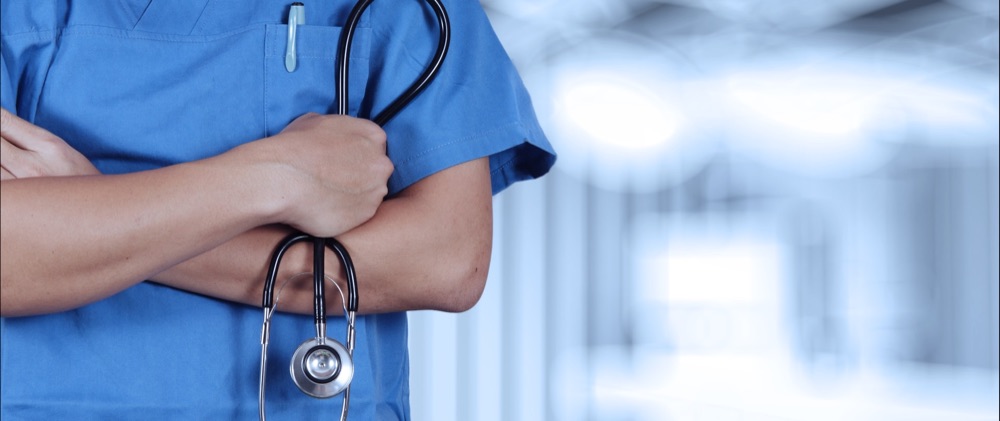 Infirmier en tenue de soin avec stéthoscope